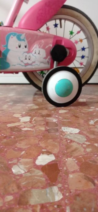 Bicicleta infantil rosa con ruedines