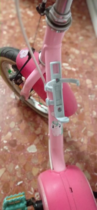 Bicicleta infantil rosa con ruedines