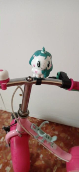 Bicicleta infantil rosa con ruedines