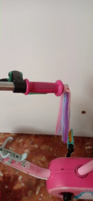 Bicicleta infantil rosa con ruedines