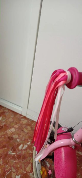 Bicicleta infantil rosa con ruedines
