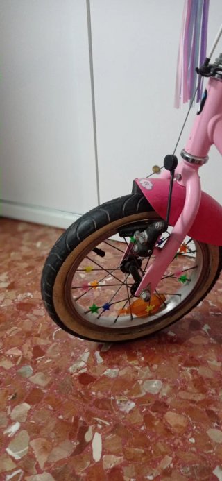 Bicicleta infantil rosa con ruedines