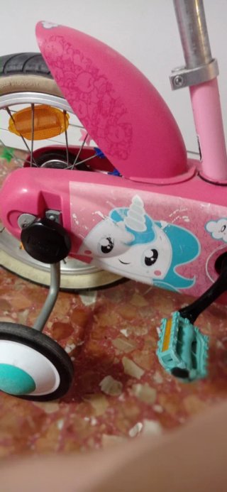 Bicicleta infantil rosa con ruedines