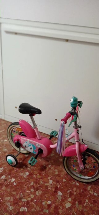 Bicicleta infantil rosa con ruedines