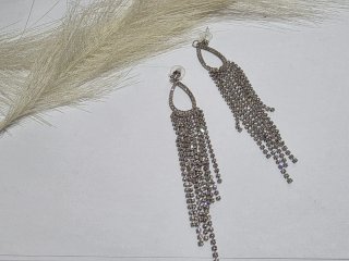 Pendientes largos plateados con pedrería