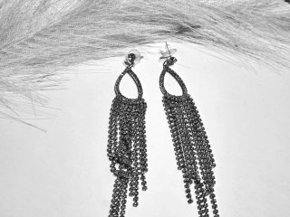 Pendientes largos plateados con pedrería
