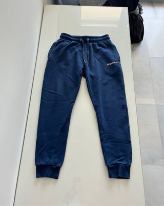 Pack de ropa: camisetas, pantalón y sudaderas