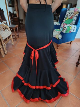 Falda flamenca negra y roja
