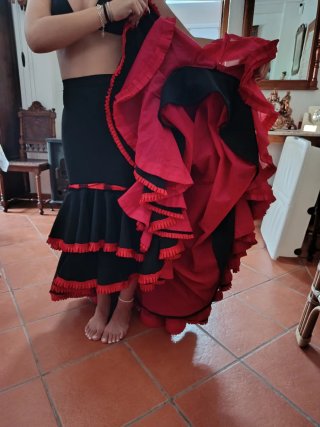 Falda flamenca negra y roja
