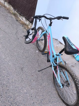 Bicicleta infantil azul y rosa