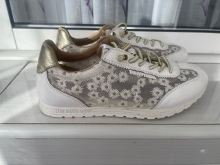 Zapatillas Happy Monkey Malla Flores Blancas