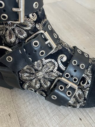 Botines bordados piel negros y plateados