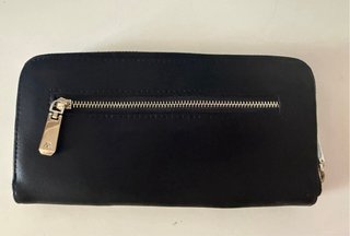 Cartera negra con logo triangular