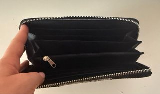 Cartera negra con logo triangular