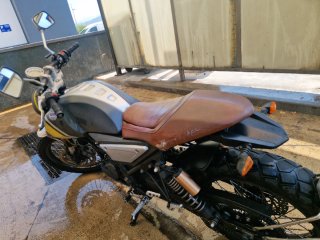Moto Mondial 125 gris y Amarilla