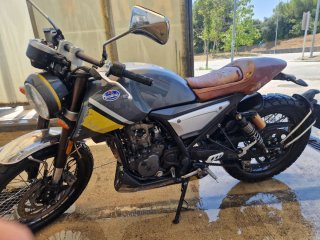 Moto Mondial 125 gris y Amarilla
