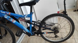 Bicicleta infantil azul con suspensión doble