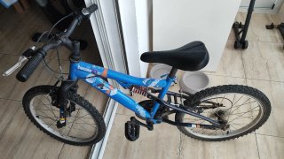 Bicicleta infantil azul con suspensión doble