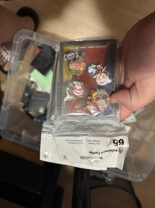 Productos pokémon sellados y fundas.