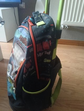 Mochila Totto con ruedas y diseño fútbol