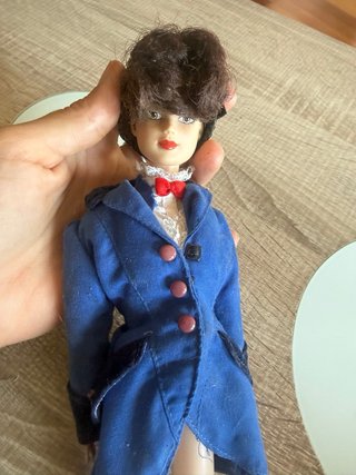 Muñeca Mary poppins con abrigo azul