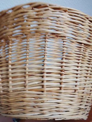 Cesta de mimbre con asas