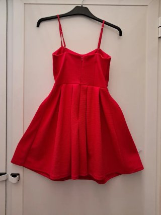 Vestido corto rojo con tirantes y cazuelas