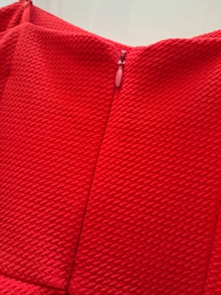 Vestido corto rojo con tirantes y cazuelas