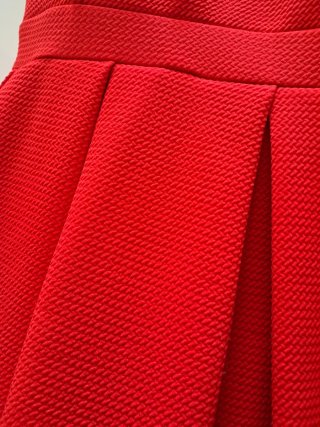 Vestido corto rojo con tirantes y cazuelas