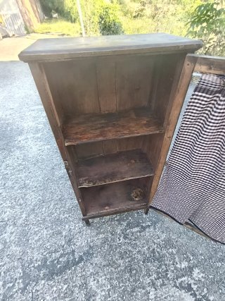 Mueble antiguo de madera con cortina