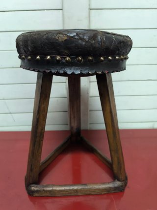 Taburete antiguo de cuero y madera