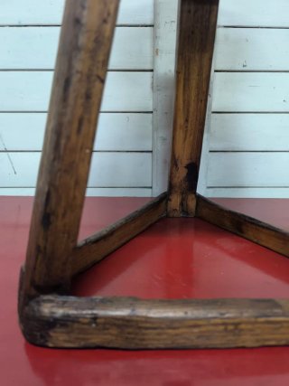 Taburete antiguo de cuero y madera