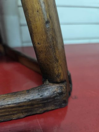 Taburete antiguo de cuero y madera