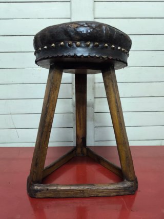 Taburete antiguo de cuero y madera