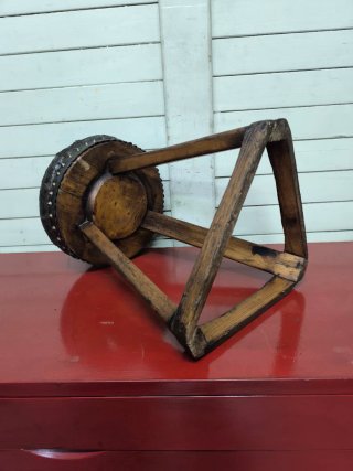 Taburete antiguo de cuero y madera