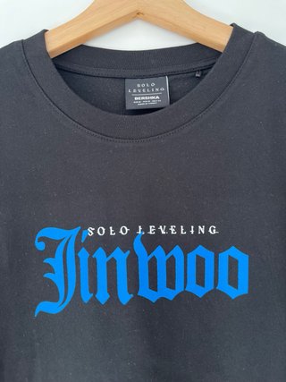 Camiseta Bershka Solo Leveling Negra