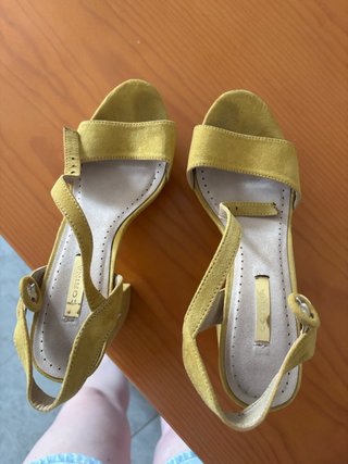 Tacones color mostaza de ante talla 38
