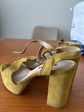 Tacones color mostaza de ante talla 38