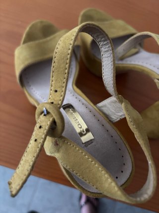 Tacones color mostaza de ante talla 38