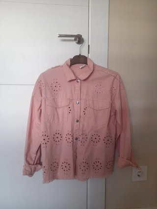 Chaqueta vaquera rosa con bordados