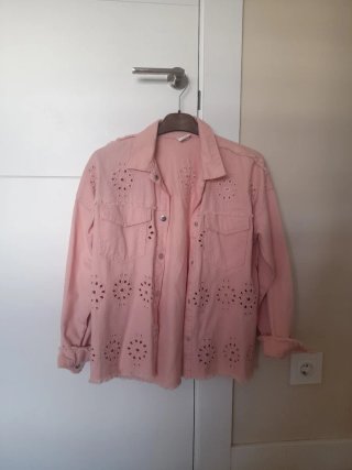 Chaqueta vaquera rosa con bordados