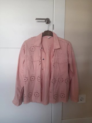 Chaqueta vaquera rosa con bordados
