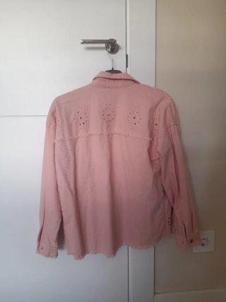 Chaqueta vaquera rosa con bordados