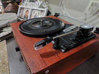 Tocadiscos Negro y Marrón