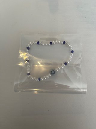 Pulsera artesanal de perlas y cuentas