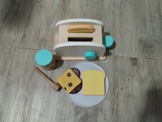 Tostadora de madera de juguete