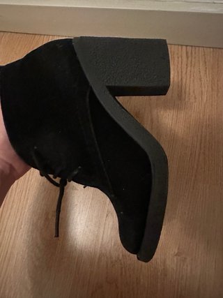Botines negros con cordones y tacón