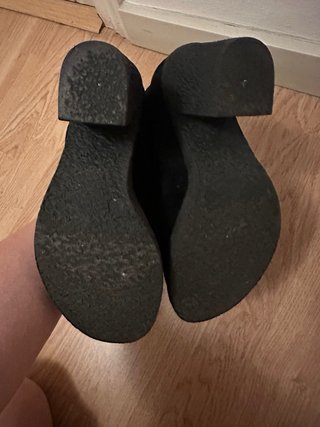 Botines negros con cordones y tacón