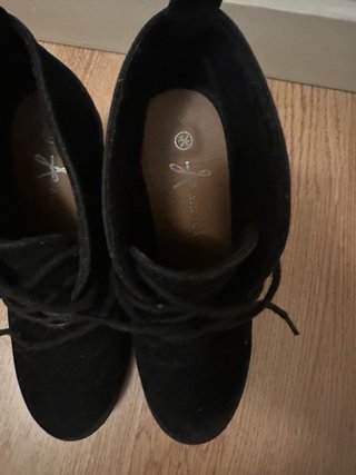 Botines negros con cordones y tacón