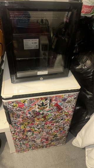 2 Frigoriferi: 1 con adesivi (70€) e 1 nero (50€)